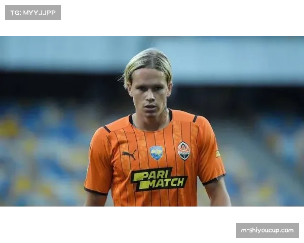 布伦特福德右路传中结合左边锋内切战术，形成多点威胁